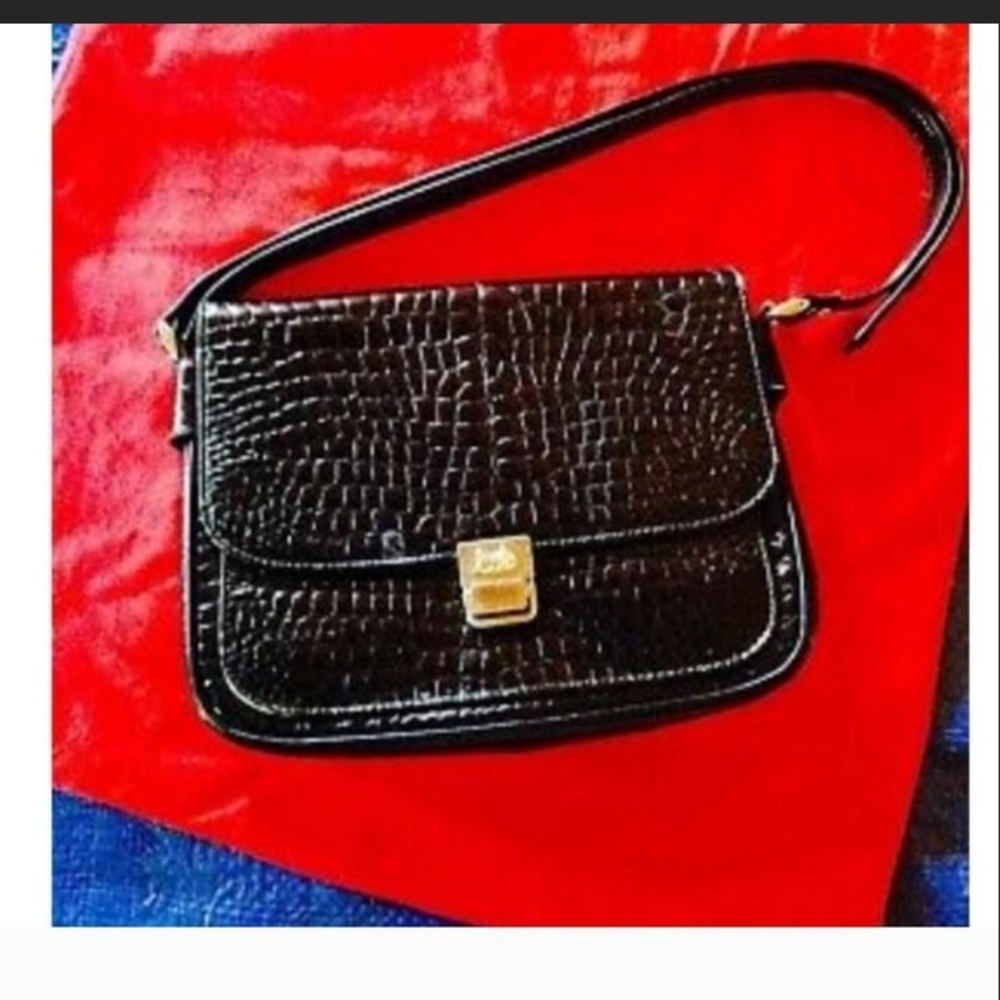 Chic Black Crocodile-Embossed Shoulder Bag with Gold Hardware